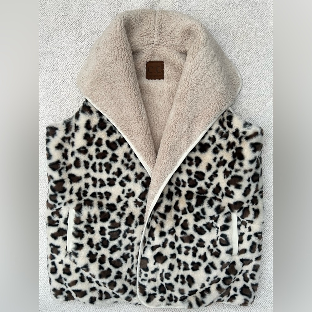 C.C.BEANIE REVERSIBLE LEOPARD PRINT
SHERPA/FAUX FUR VEST, size M - Picture 2 of 11